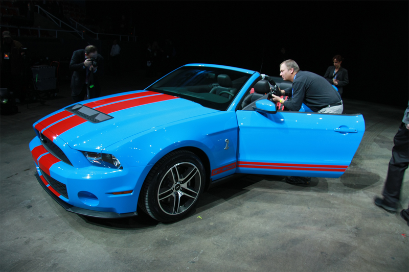 Illustration for article titled Carroll Shelby Introduces 2010 Shelby GT500 Coupe, Convertible At Detroit